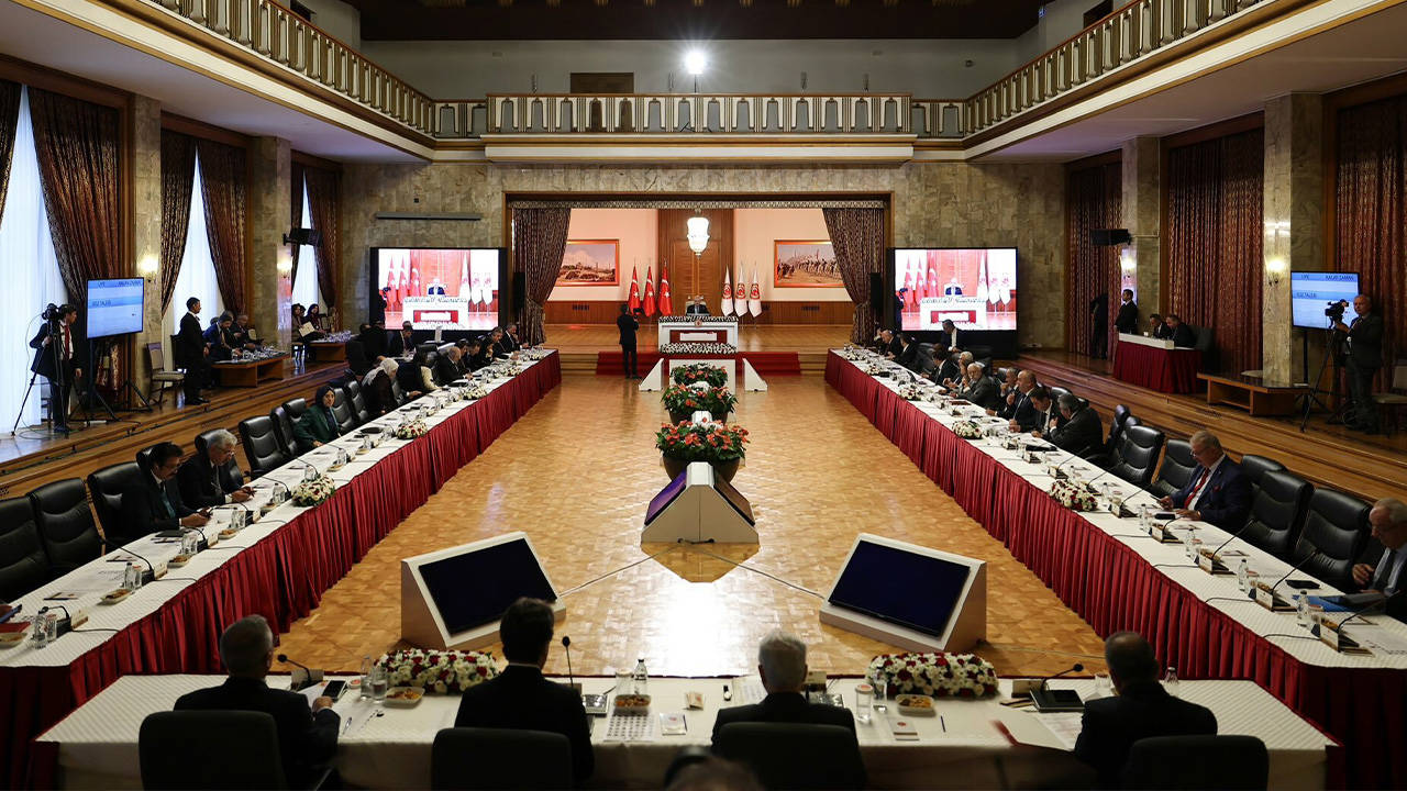 Silah bırakma tartışmalarına Dem Parti’den yeni çıkış: Yasa ile birlikte eş zamanlı yürütülmeli