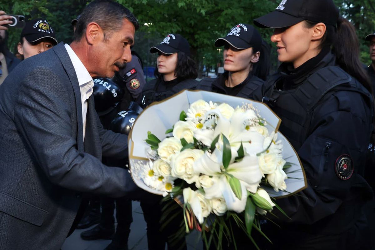 Doruk Madencilik işçileri 9 günlük eylemin ardından uzlaştı: Polislere çiçek verdiler