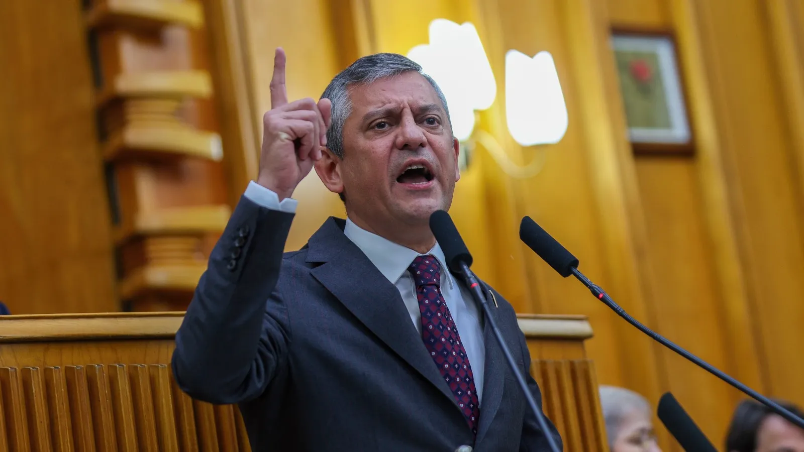 Özgür Özel’den Erdoğan’a sert çıkış: “Bu mu siyasi rekabet?”