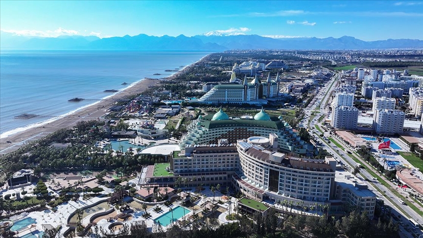 Turizmde güçlü tablo! Şimşek yeni rakamları duyurdu