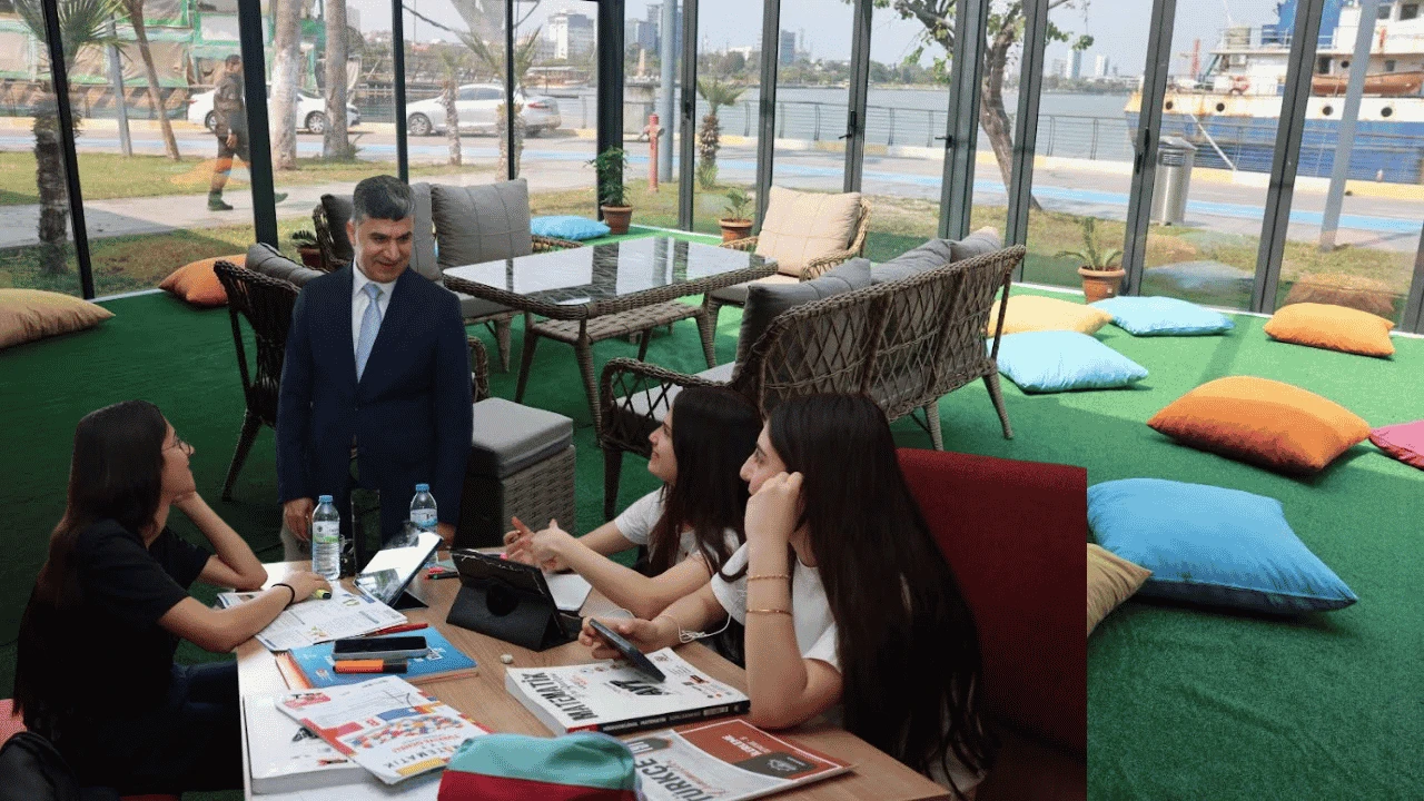 Mersin’de denize sıfır kütüphane açıldı!