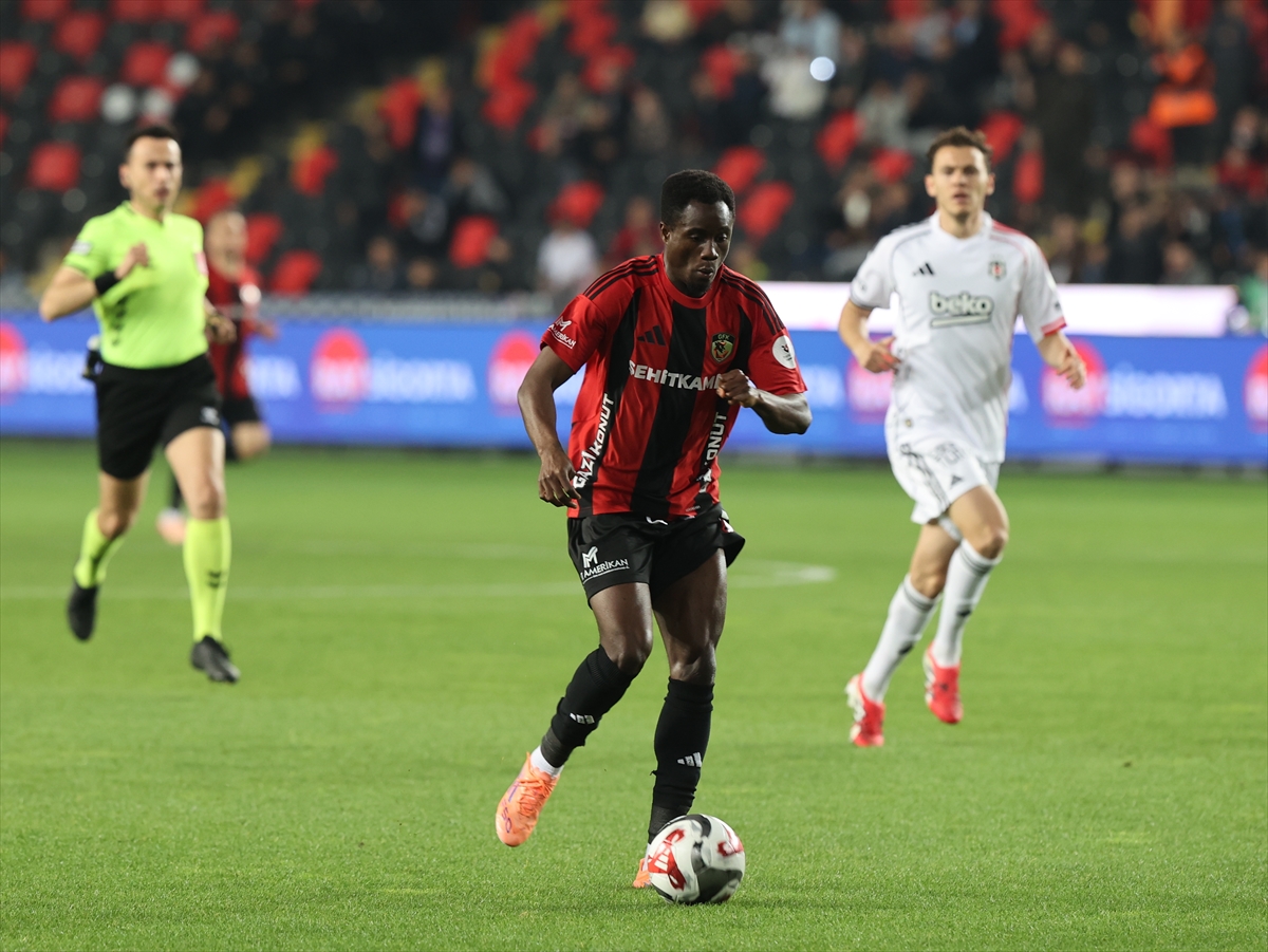 Beşiktaş, Antep deplasmanında ilk yarıyı 2-0 önde tamamladı
