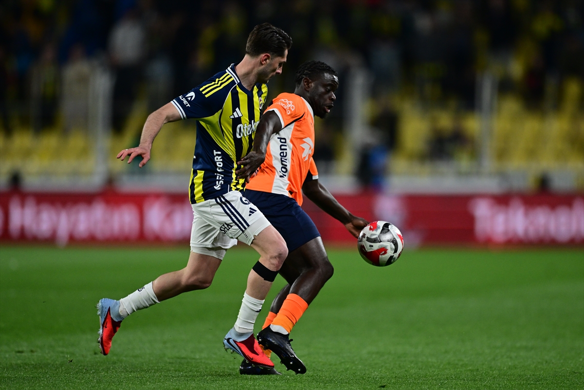 Fenerbahçe ile Başakşehir ilk yarıda eşitliği bozamadı