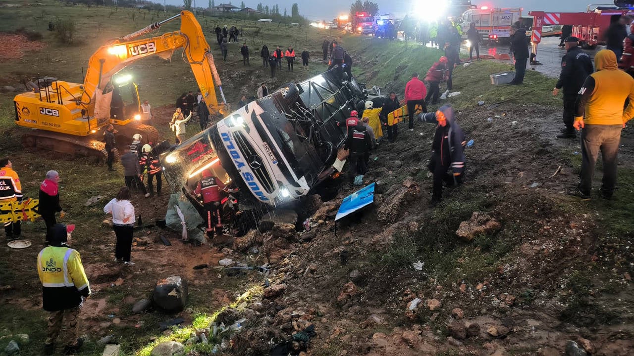 Malatya’da yolcu otobüsü şarampole devrildi: Ölü ve yaralılar var