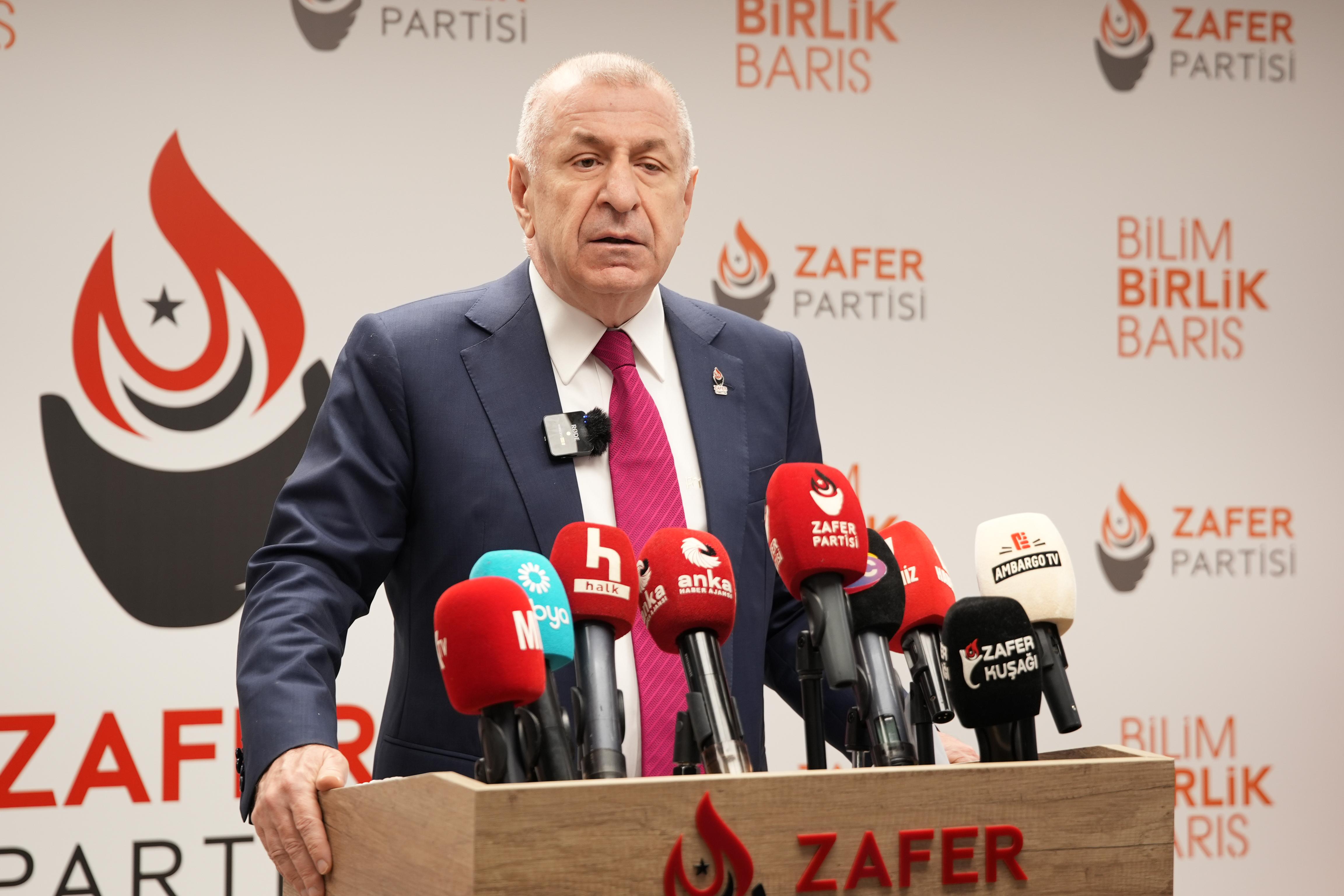 Özdağ: Orta sınıf yok oluyor, yoksulluk yayılıyor