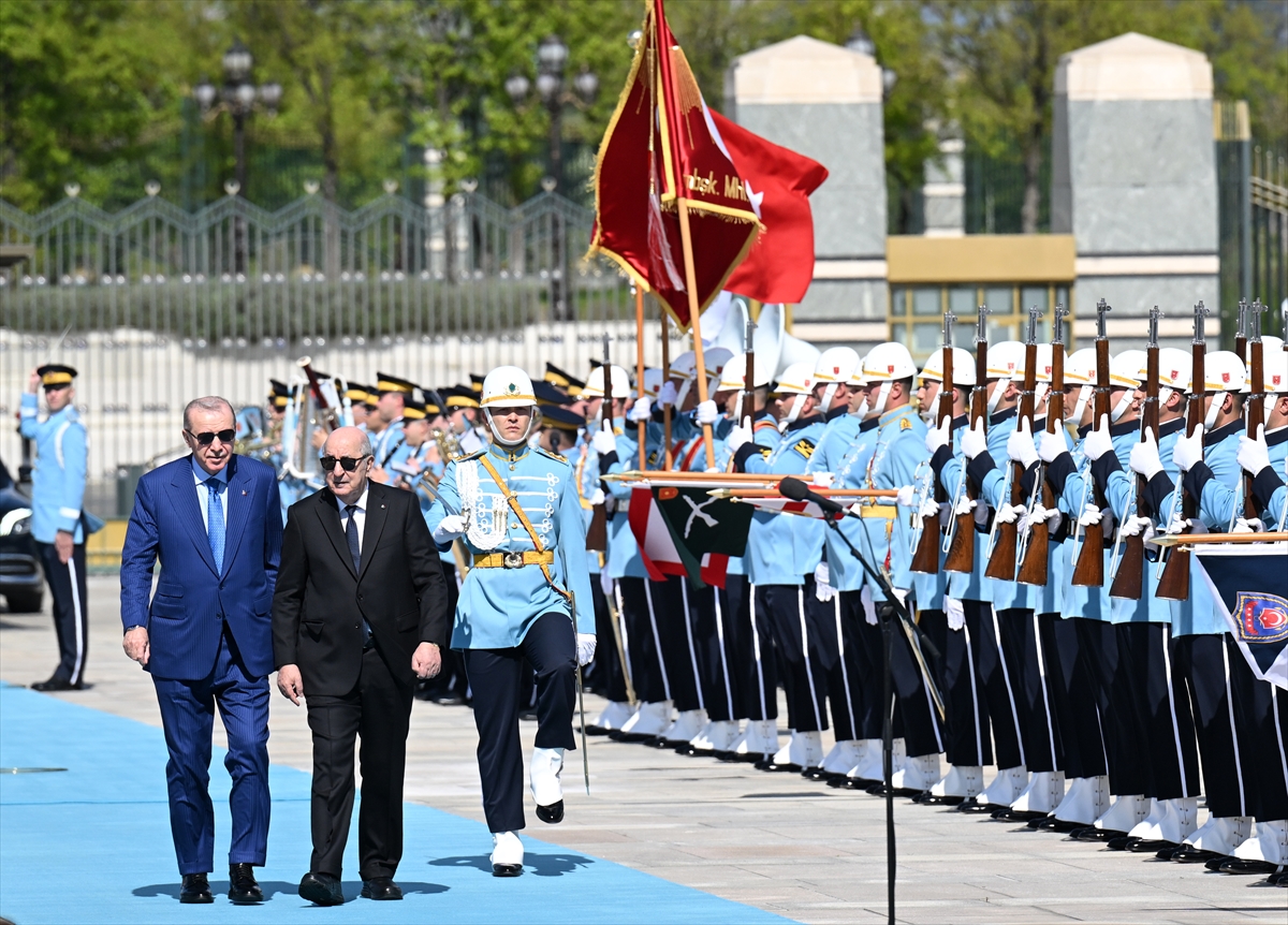 Erdoğan’dan Cezayir Cumhurbaşkanı’na resmi karşılama