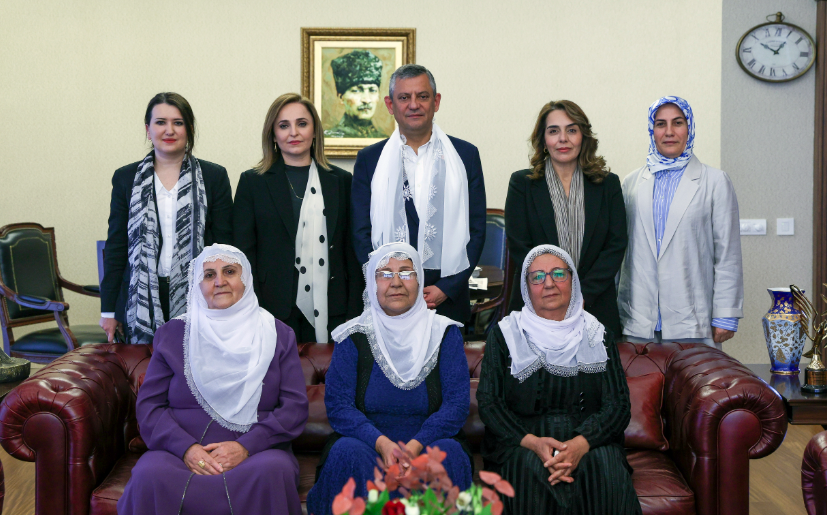 CHP lideri Özel, 'Barış Anneleri'ni kabul etti
