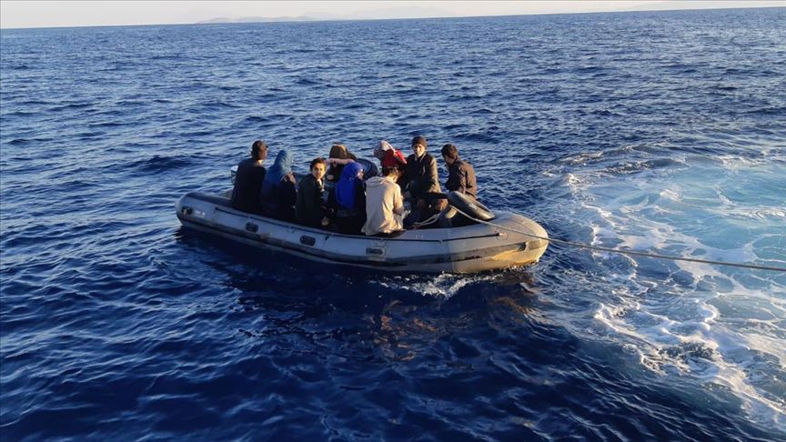 İzmir açıklarında lastik botta 32 düzensiz göçmen yakalandı