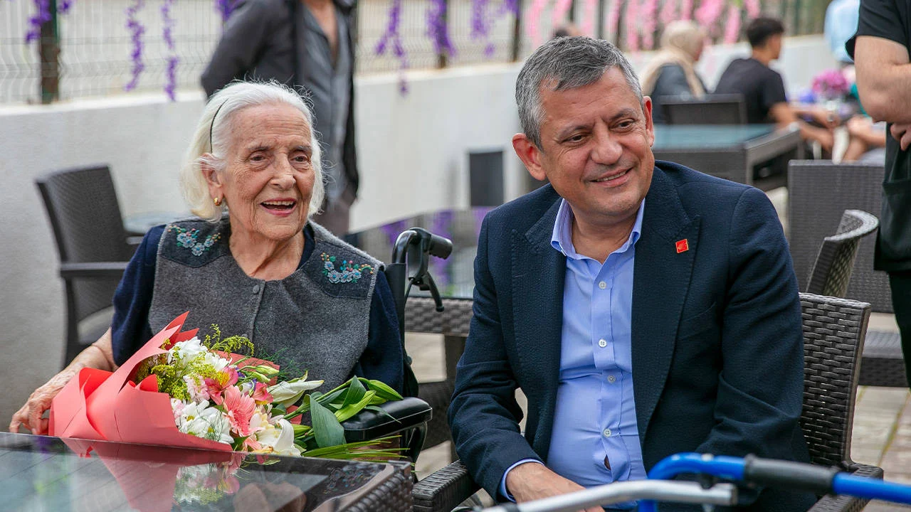 CHP Genel Başkanı Özgür Özel’den Anneler Günü sürpriz ziyareti