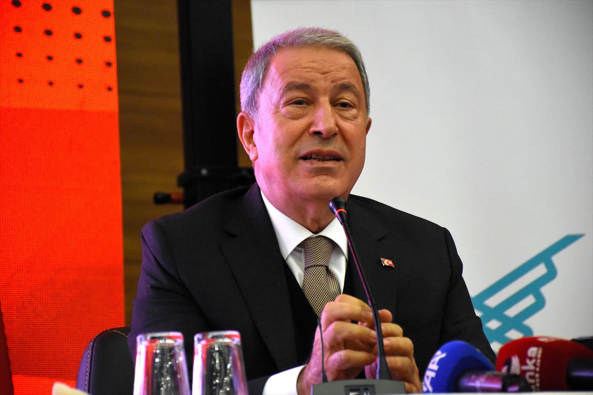 Hulusi Akar, Aksaray’da gençlerle bir araya geldi
