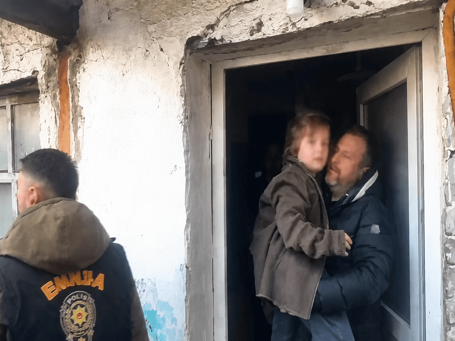 Harabe evden kurtarılan Nazar annesiyle yeni yaşamına başladı