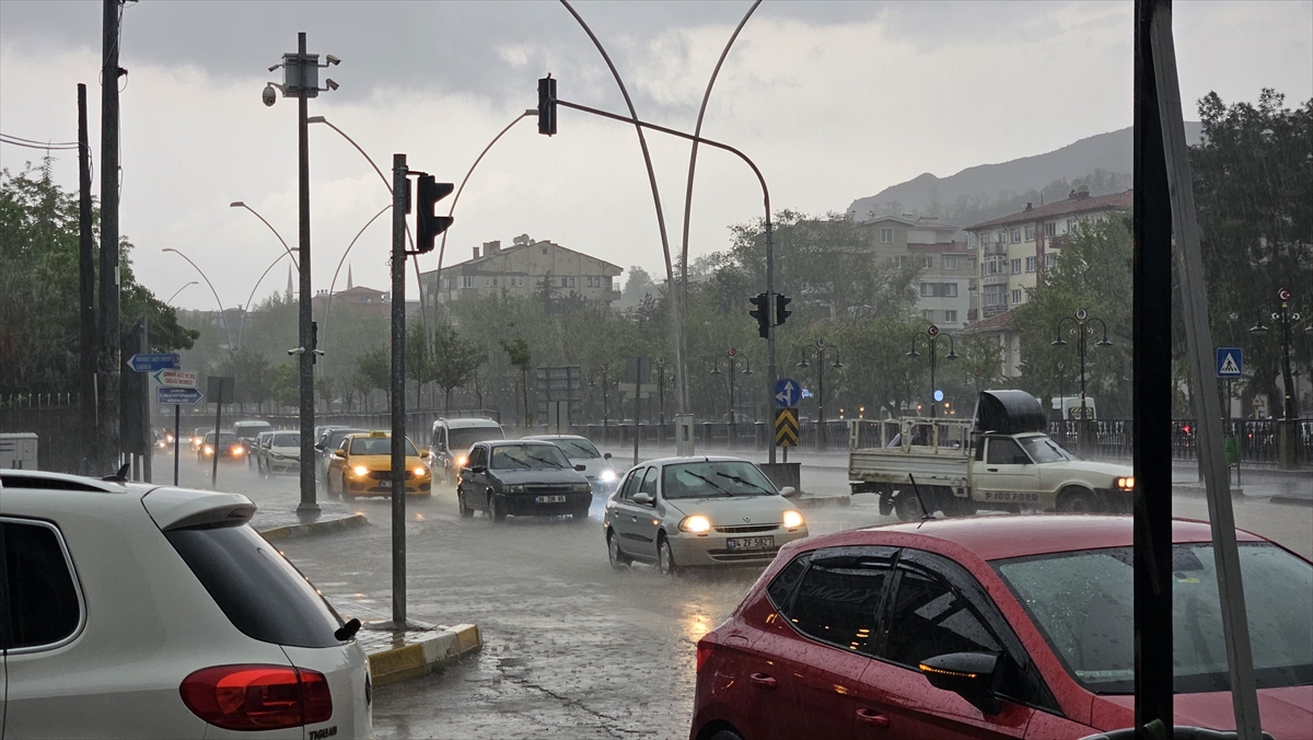 Çankırı’da yağmur kabusa, yollar göle döndü