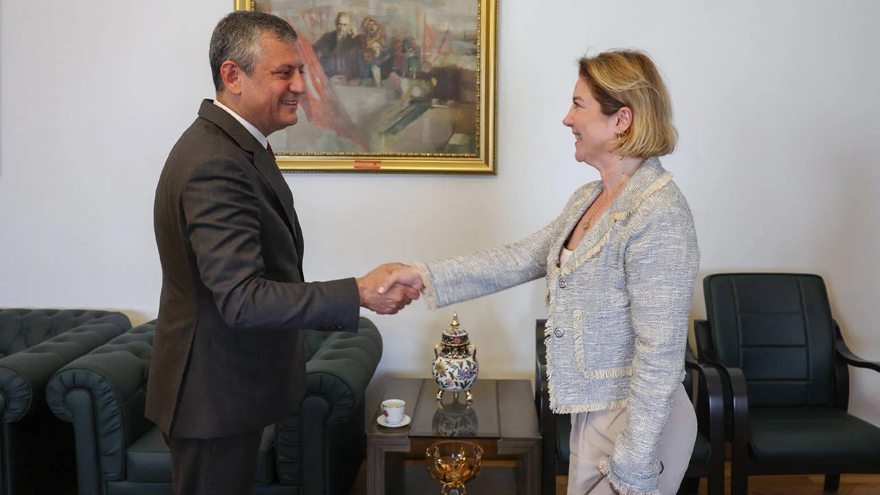 Mısra Öz CHP’ye katıldı, Özgür Özel rozet taktı