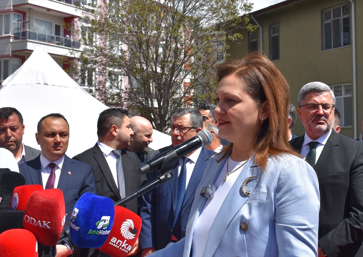 Burcu Köksal AK Parti rozetiyle Afyonkarahisar’a döndü