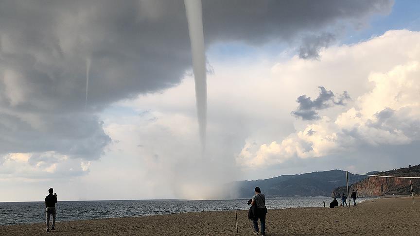 Meteoroloji peş peşe uyardı: Dolu, sel ve hortum kapıda
