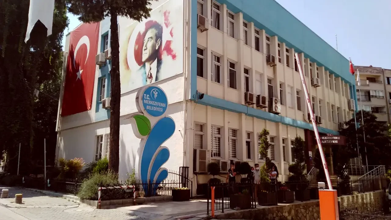 Denizli Merkezefendi Belediyesine operasyon: Başkan yardımcısı da gözaltında