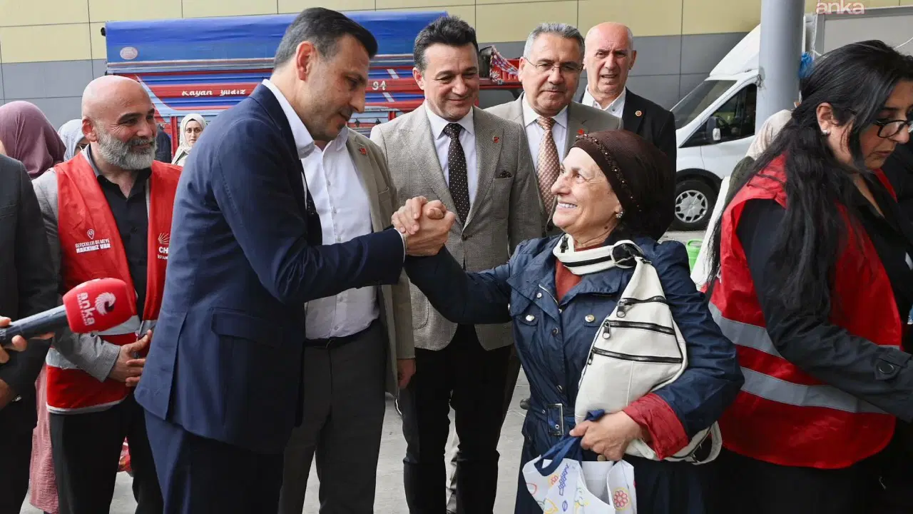 Özgür Çelik Güngören’de sahaya indi: Erken seçim ve ekonomi mesajları verdi