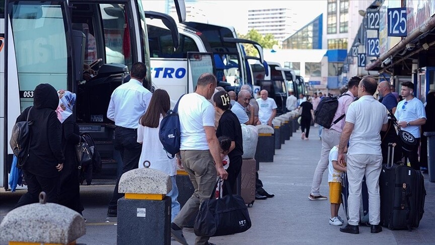 Bayram öncesi yoğunluk: Biletler bitti, zam geldi