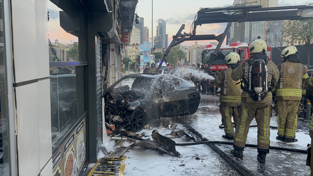 Büyükdere Caddesi’nde can pazarı: Otomobil iş yerine girdi