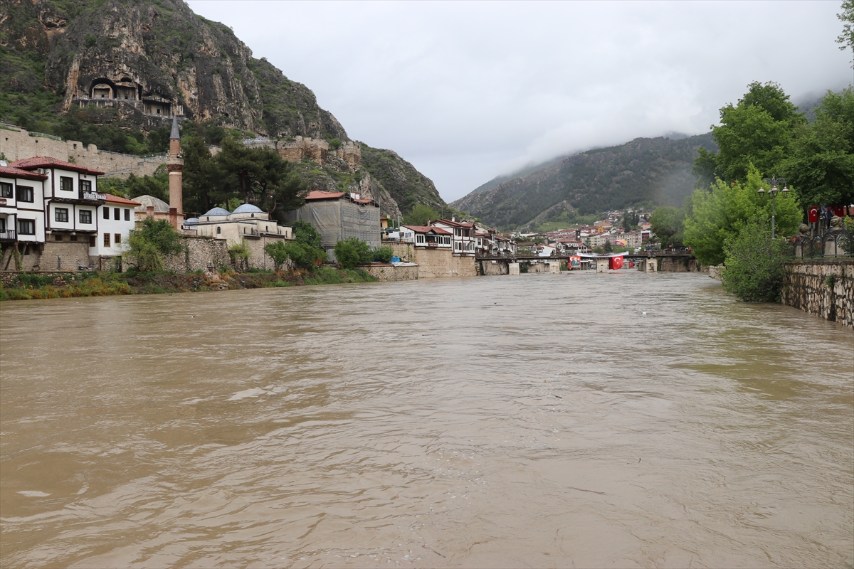 Sel tehlikesi nedeniyle Amasya'da eğitime ara verildi
