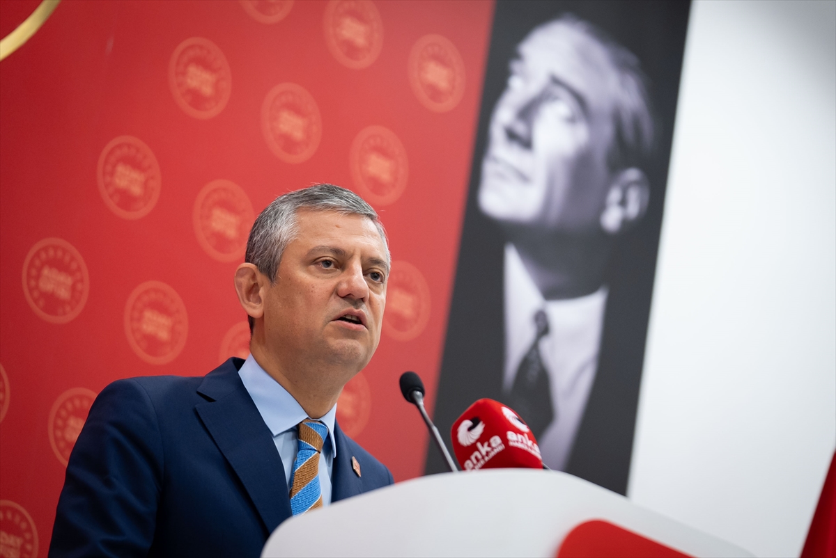 Özgür Özel'den gençlere söz: İş, yurt, vergisiz telefon