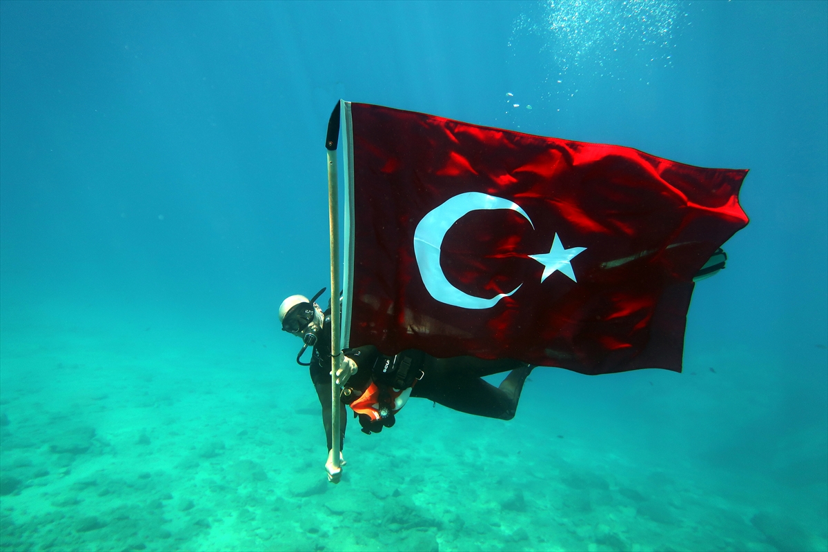 Fethiye'de dalgıçlar 19 Mayıs'ı deniz altında Türk bayraklarıyla kutladı