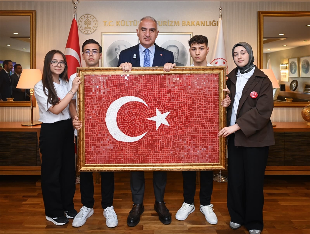 Gençlerden Bakan Ersoy'a 19 Mayıs hediyesi