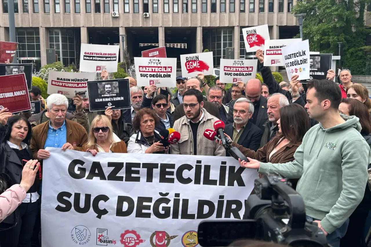 Gazeteci Alican Uludağ davası öncesi adliye önünde çağrı: “Tahliye edilsin”
