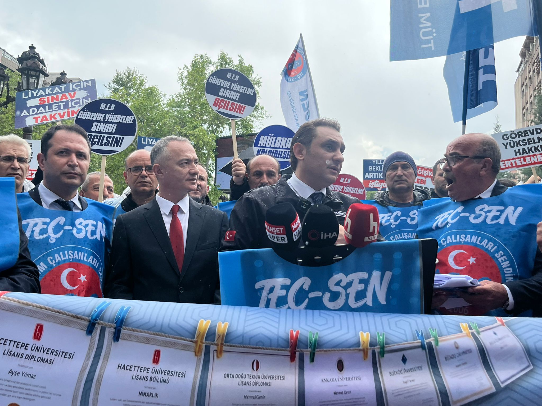 TEÇ-SEN’den MEB önünde sınav takvimi çağrısı