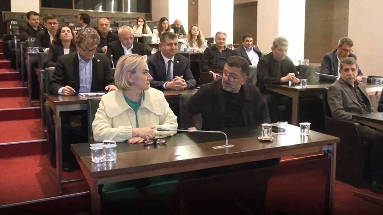 CHP’de hareketli gece: Genel merkezde nöbet