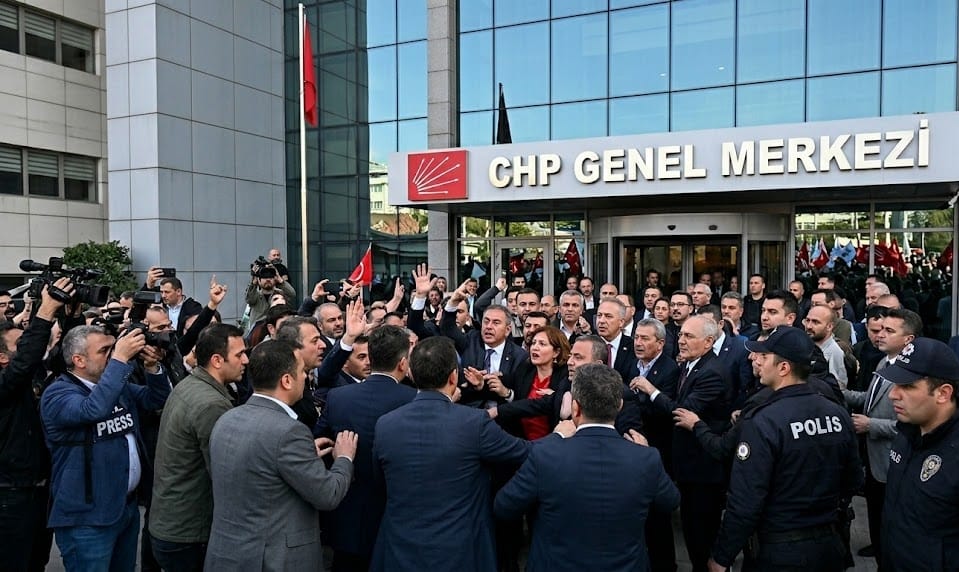 CHP Genel Merkezi’nde icra memuru bekleyişi: “Mutlak butlan” gerilimi