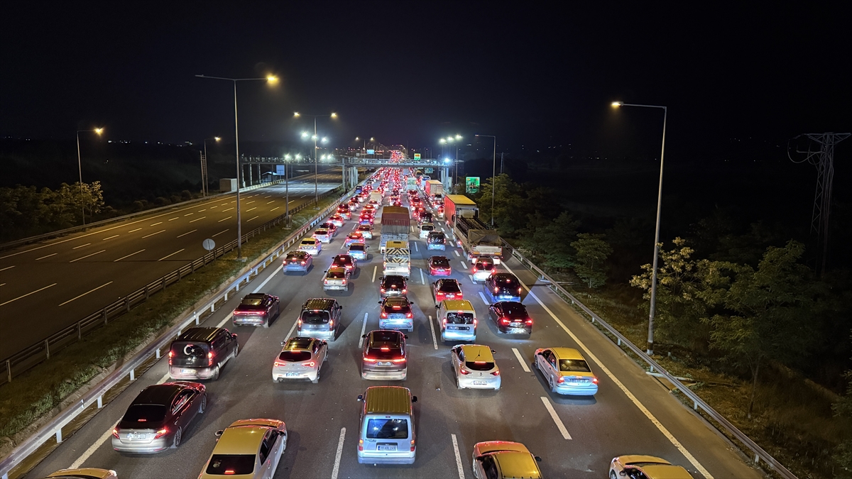 Bayram yolculuğu başladı, yollar kilitlendi