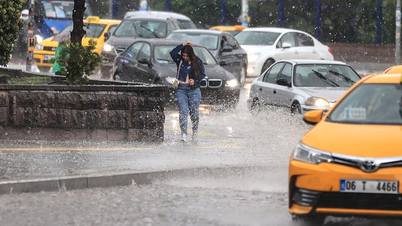 Ankara'da sağanak kabusu: Yollar göle döndü, trafik durdu