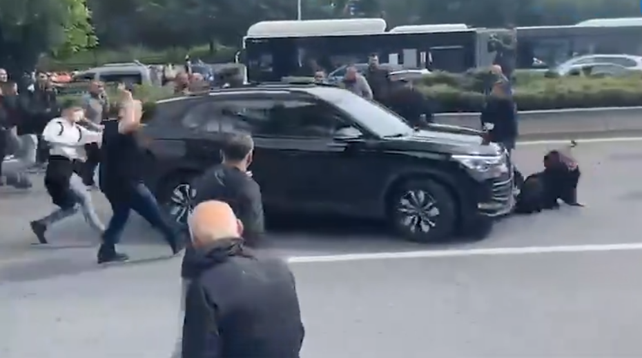 CHP Genel Merkezi'nde korku dolu anlar: Araç kalabalığa daldı