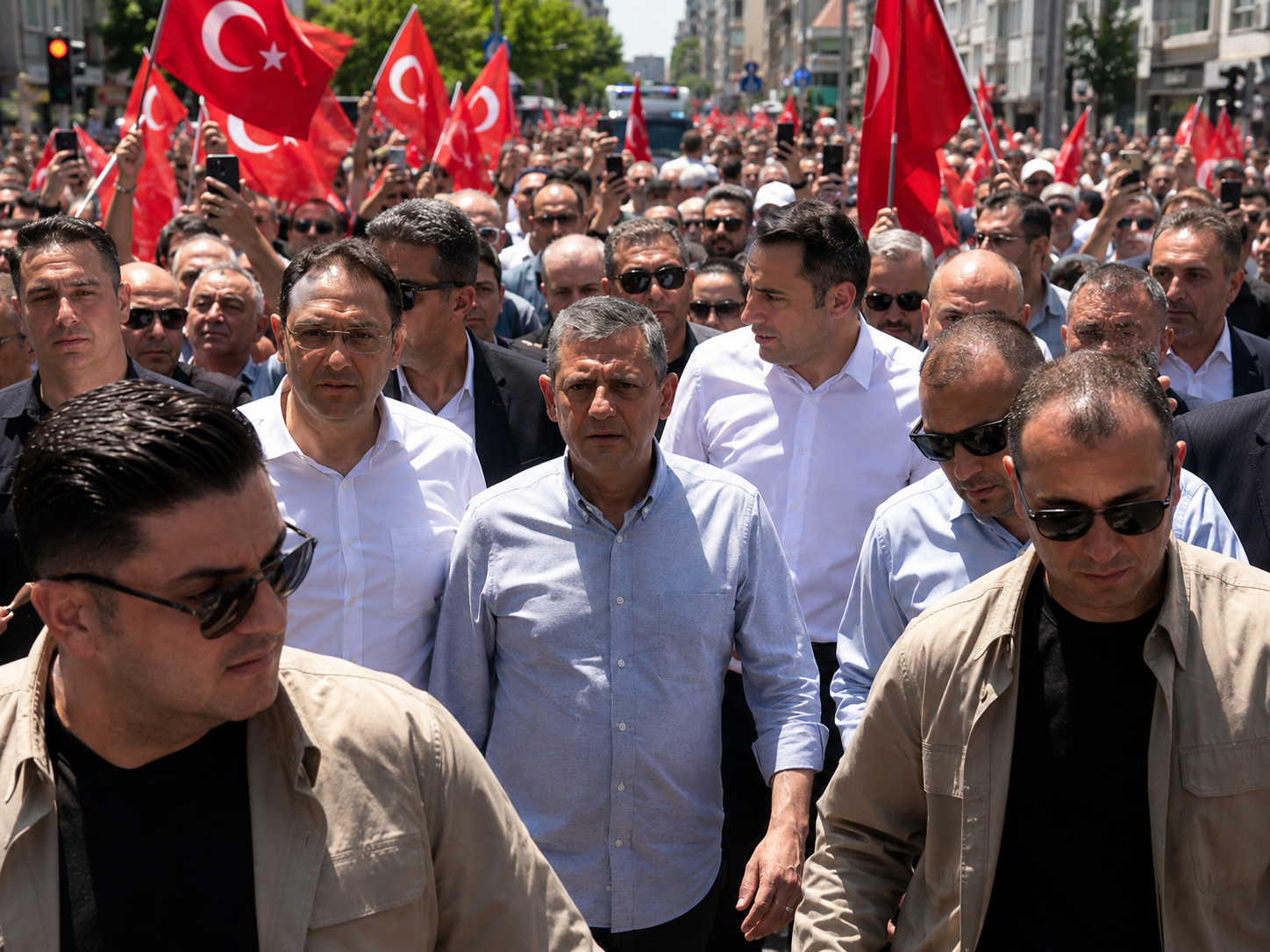 İzmir’de miting yasağı: Özgür Özel Gündoğdu Meydanı’na yürüdü