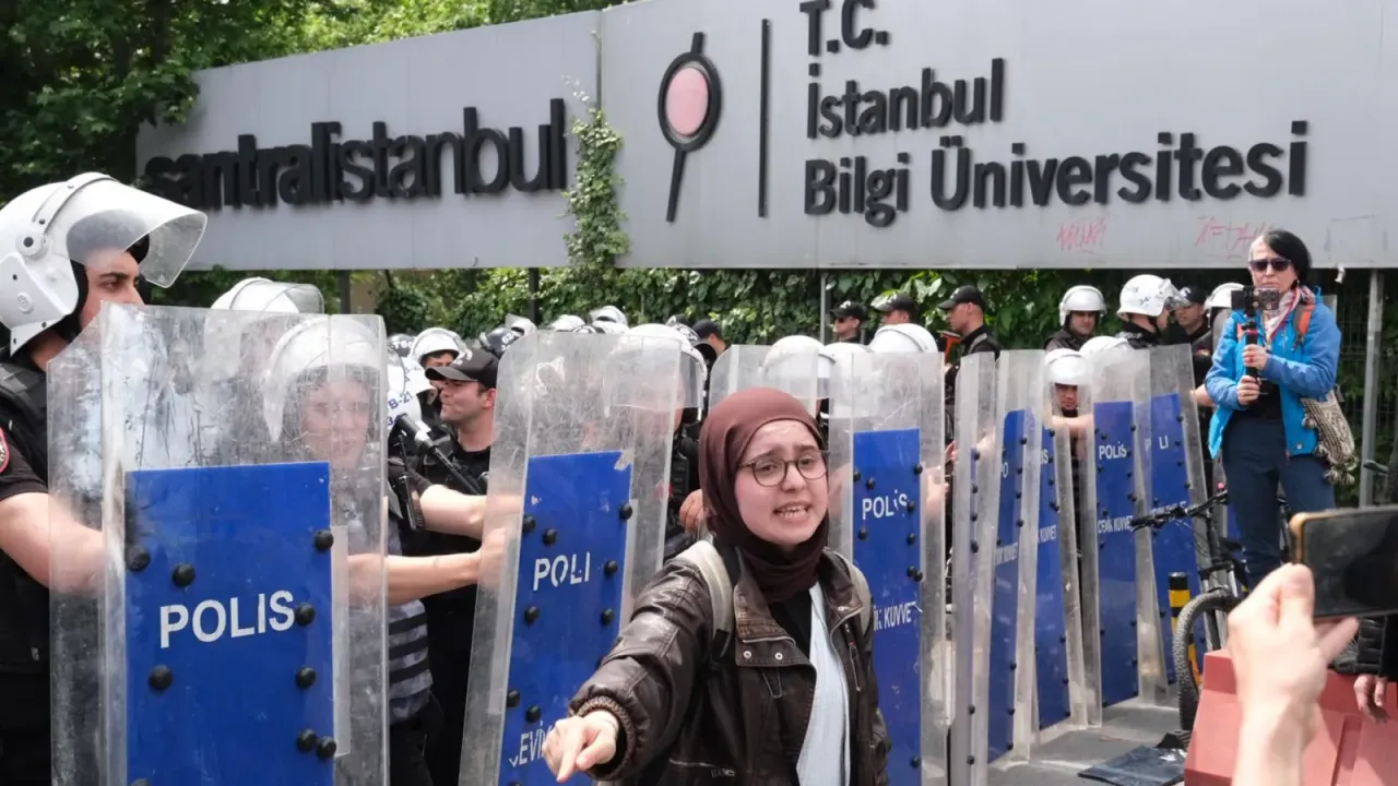 Bilgi protestolarına katılan öğrenciye gece yarısı operasyonu