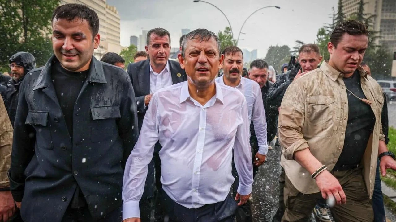 Özgür Özel’in bayram programında dikkat çeken eksik