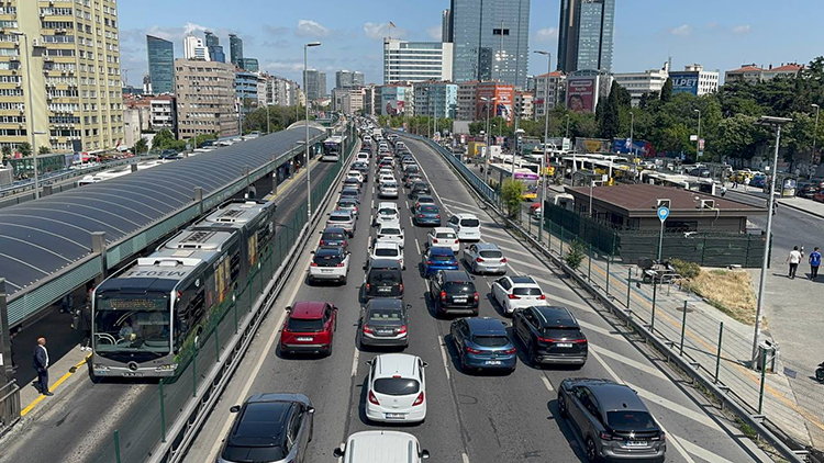 İstanbul’da bayramın ikinci gününde trafik yoğunluğu arttı