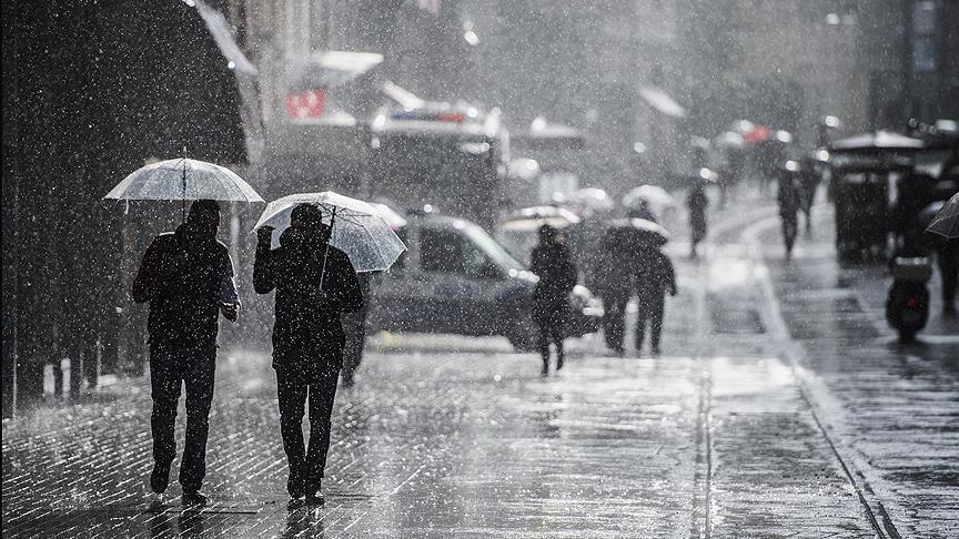 İzmir'de sağanak hayatı felç etti