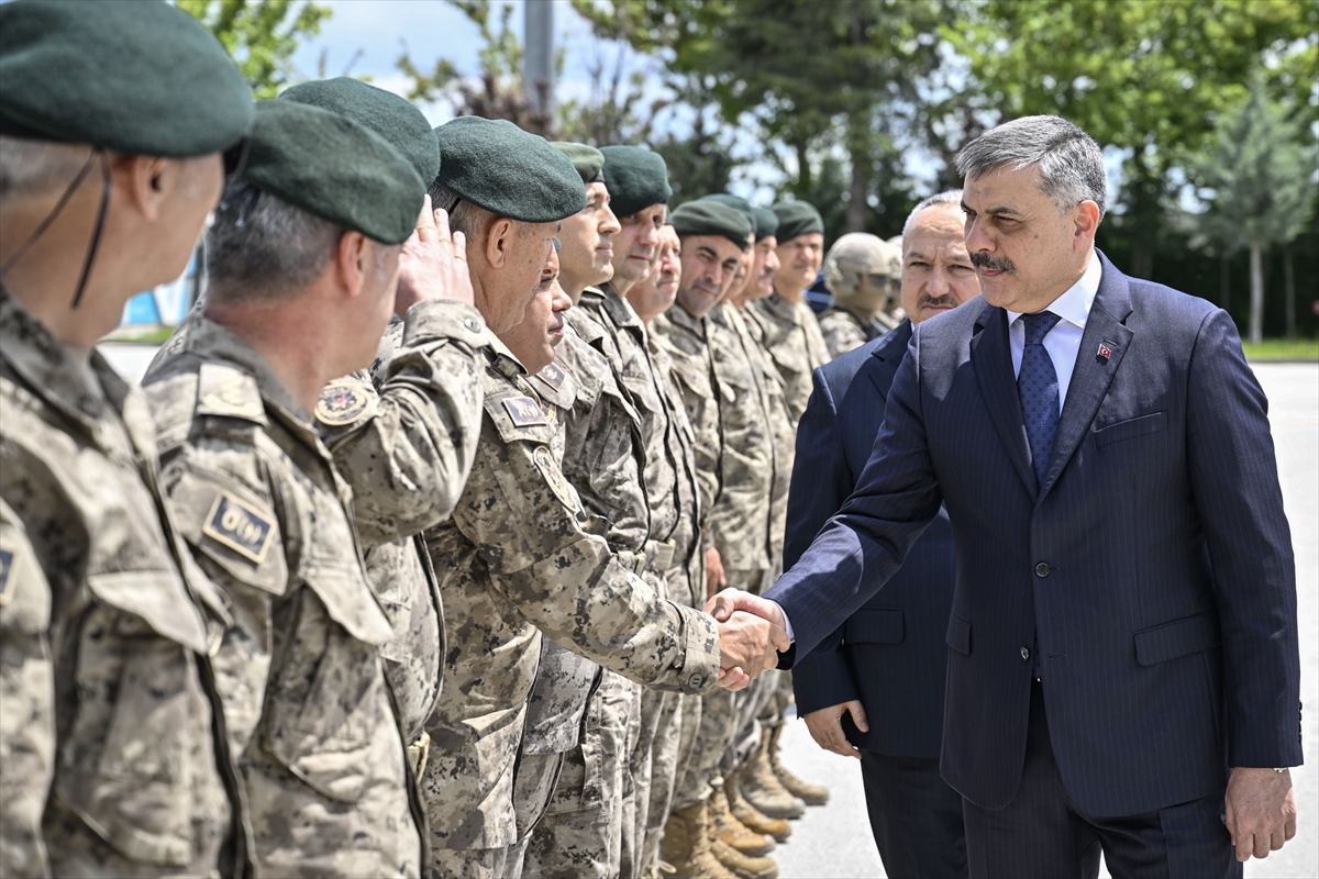 Bakan Çiftçi: O geceyi Özel Harekat'ın yiğitleri aydınlattı