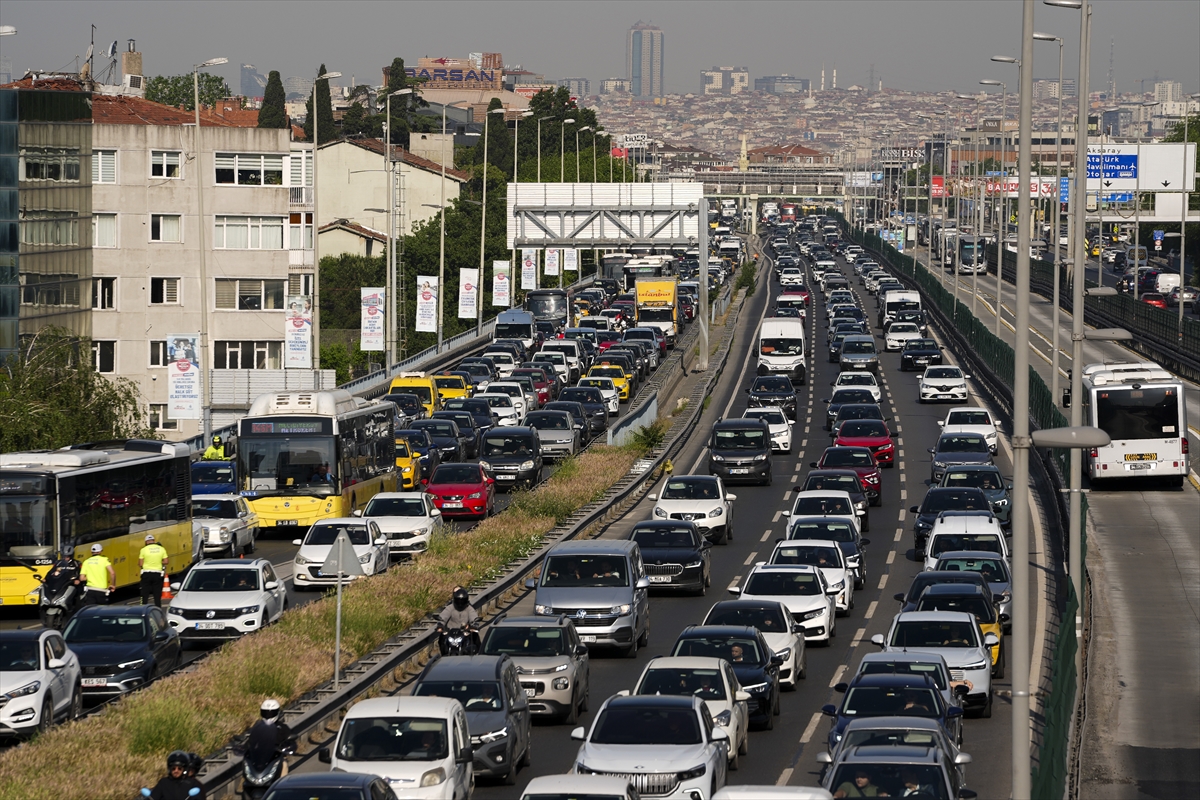 Bayram bitti, çile başladı: İstanbul trafiği kilitlendi!