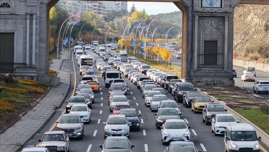 9 günlük tatil bitti: Başkentte trafik felç!