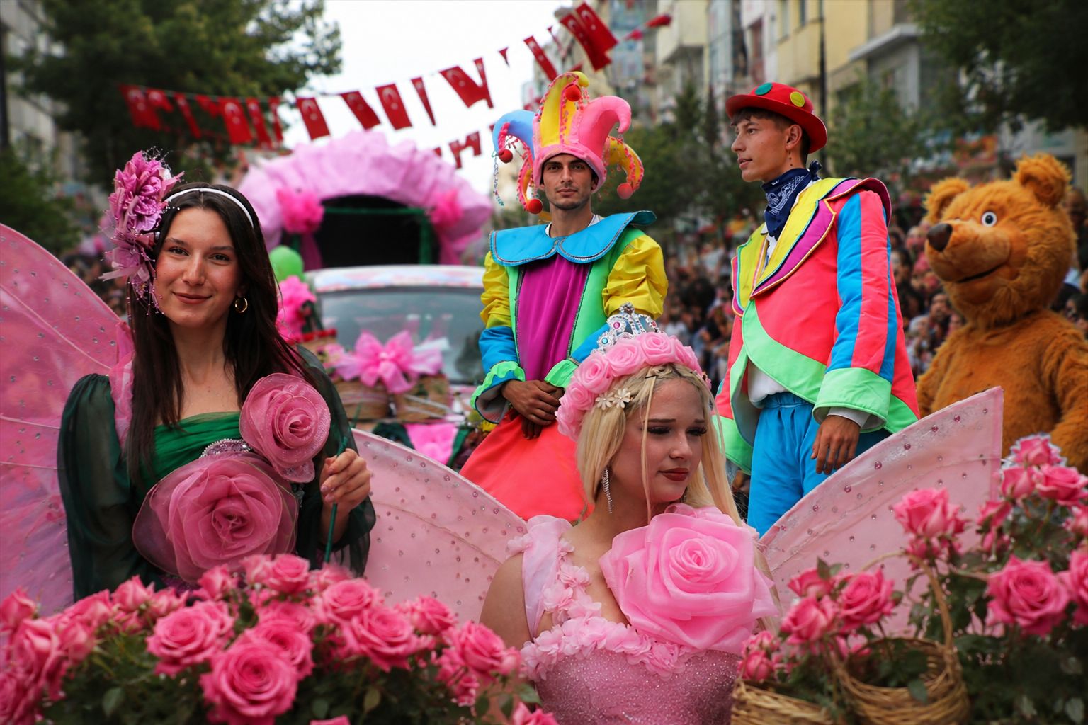 Isparta'da "2026 Uluslararası Gül Festivali" coşkuyla başladı