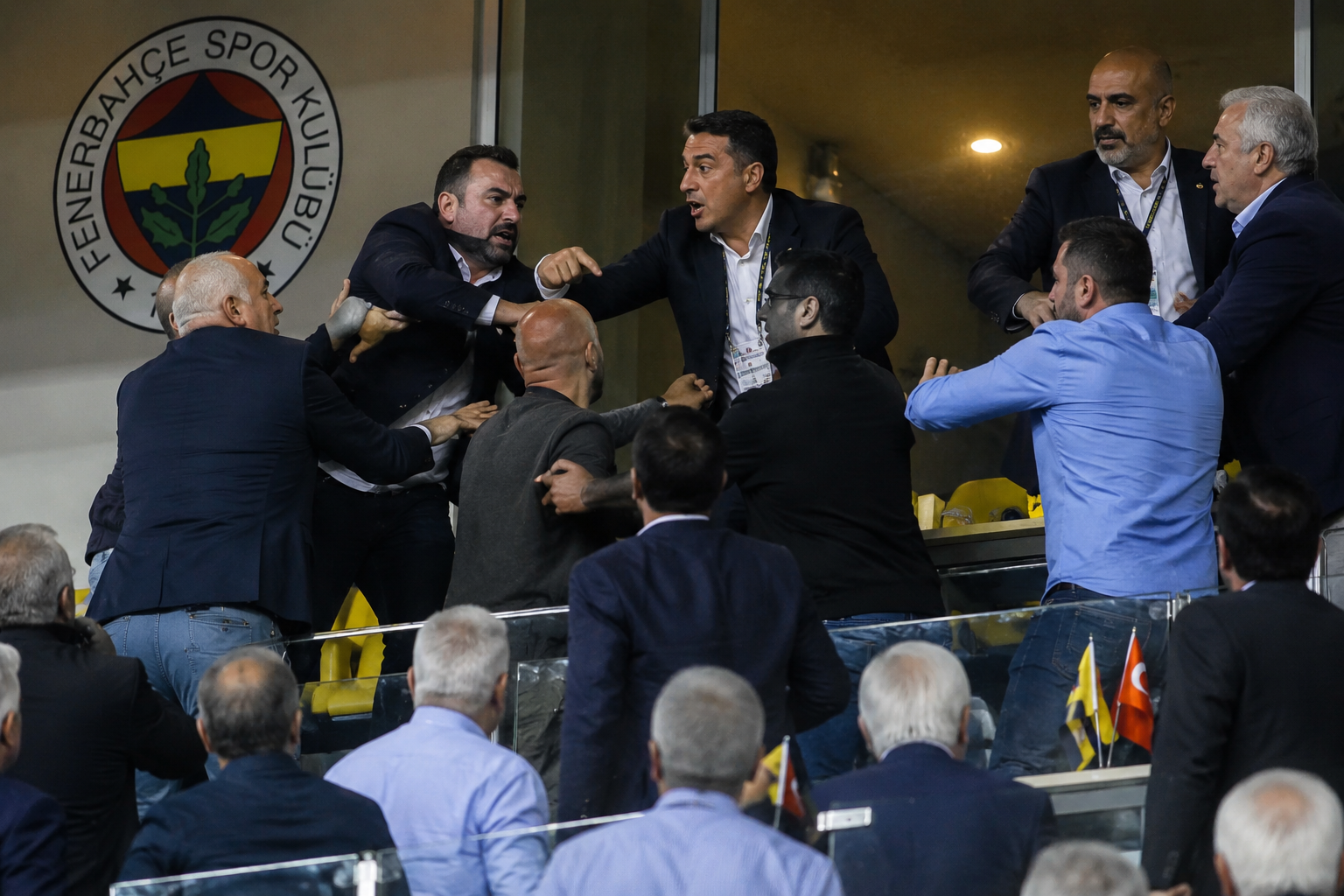 Fenerbahçe kongresinde locada kavga çıktı