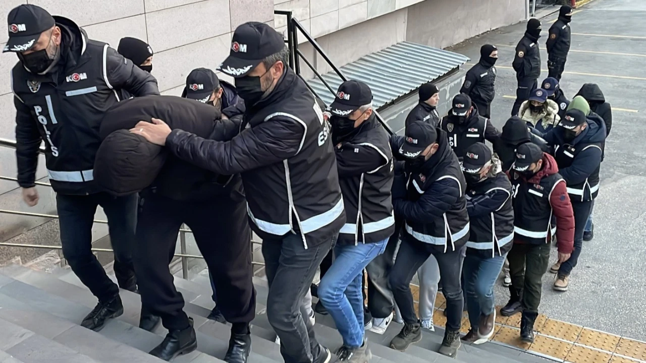 FETÖ’nün eğitim yapılanmasına İzmir’de büyük operasyon
