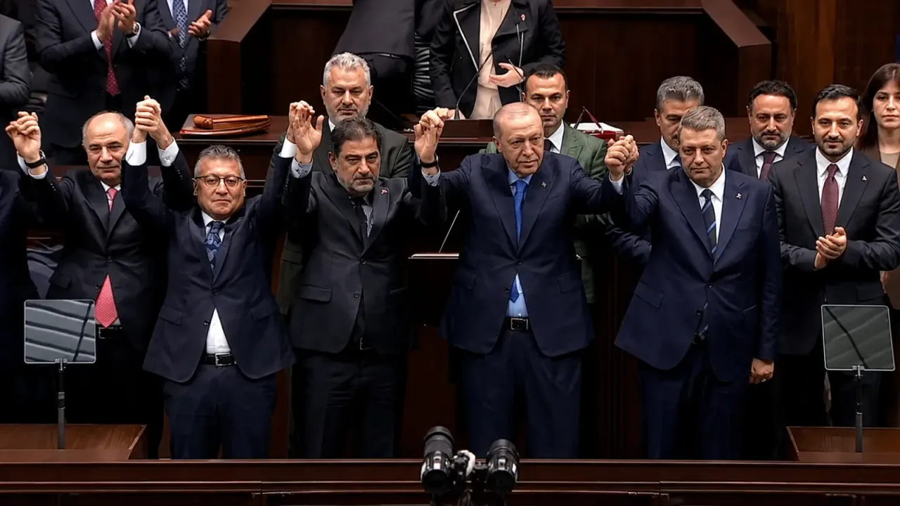 İYİ Parti'den AK Parti'ye sürpriz geçiş! Cumhurbaşkanı Erdoğan rozetini taktı