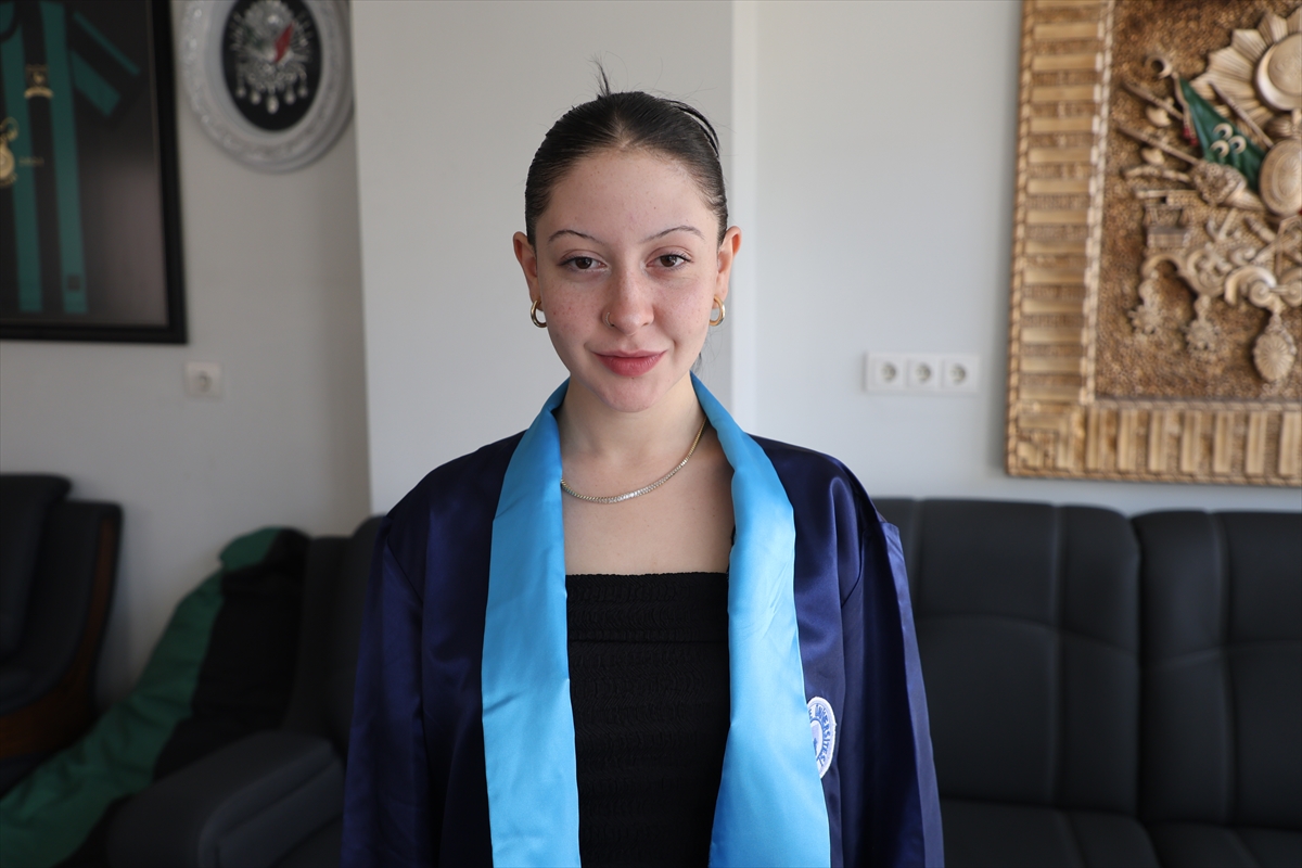 Hayvancılık yapan genç kız üniversiteden birincilikle mezun oldu