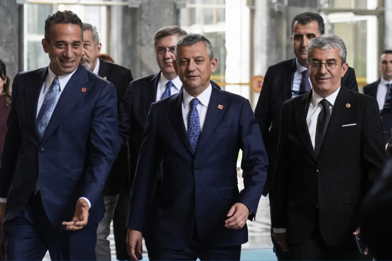 Ali Mahir Başarır ve Gökhan Günaydın’ın TBMM’deki tabelaları kaldırıldı