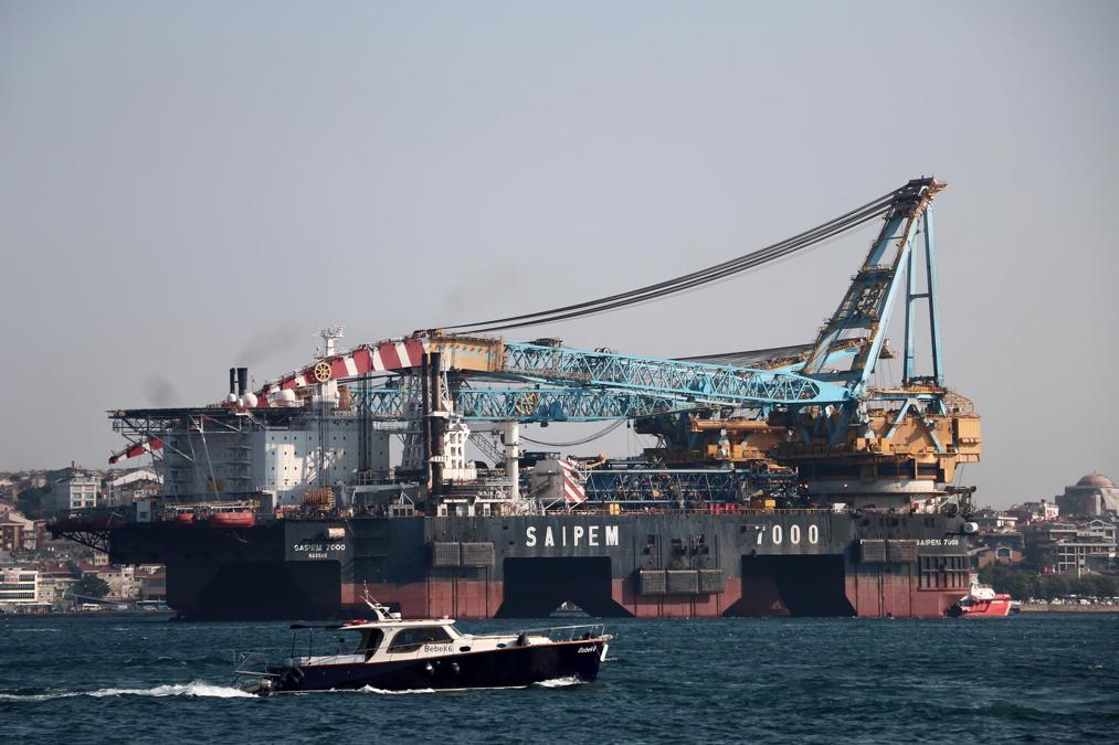 Dev vinç gemisi Saipem 7000 İstanbul Boğazına girdi