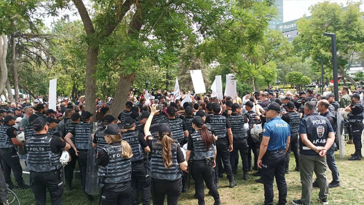 TBMM önünde arbede! Açlık grevi yapan öğretmenlere müdahale